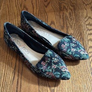 Sole Society Black and Green Flats with Elegant Design